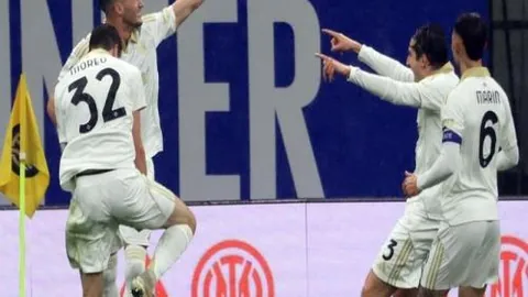 《曼联猎帅新动向：恩里克成夺冠热门，冠军基因引红魔青睐》